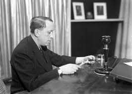 petrfischer3's tweet photo. 85 let bez...Karel Čapek
"Víte, lidé mají tu trpělivost hledat v písku diamanty nebo perly v moři; ale aby hledali v lidech vzácné a podivné dary od pánaboha, aby nepřišly nazmar, to je ani nenapadne. A to je veliká chyba.“ https://t.co/hNyZbv5VRy