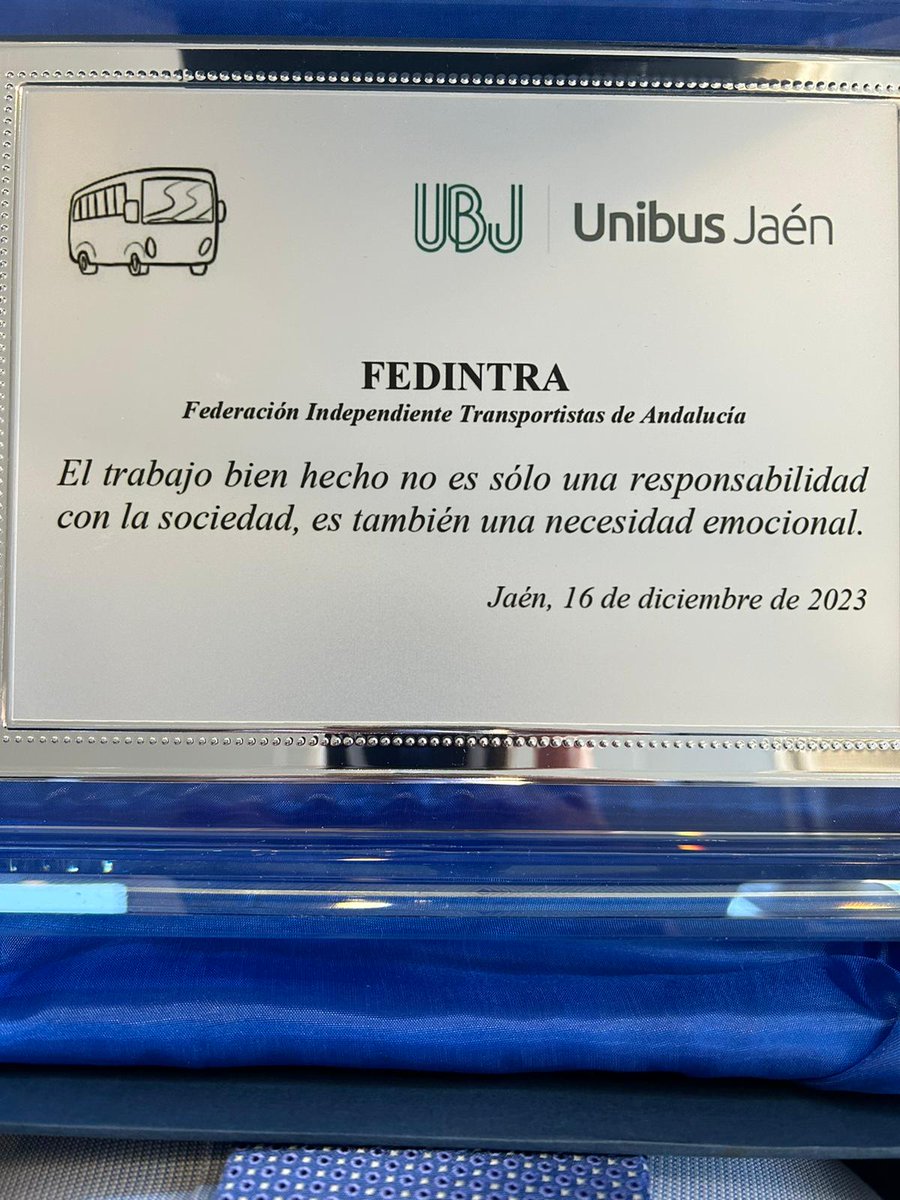 Llegar a las oficinas de FEDINTRA y colocar este bonito recuerdo te llena de orgullo y satisfacción para los retos que se nos avecinan en 2024. #graciasdecorazon @unibusjaen  y por muchos momentos especiales en el futuro