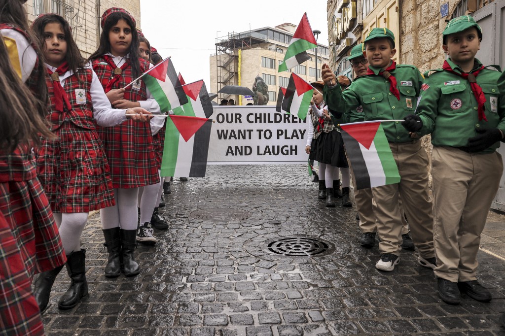 PSCupdates's tweet photo. Palestinians in Bethlehem, for whom Christmas is cancelled, deliver a message to the world.  Today Israel will continue to rain bombs on Gaza as across the world people exchange messages of peace. Peace can only be built on a foundation of respect for the rights of all. https://t.co/0ReBy5sum9