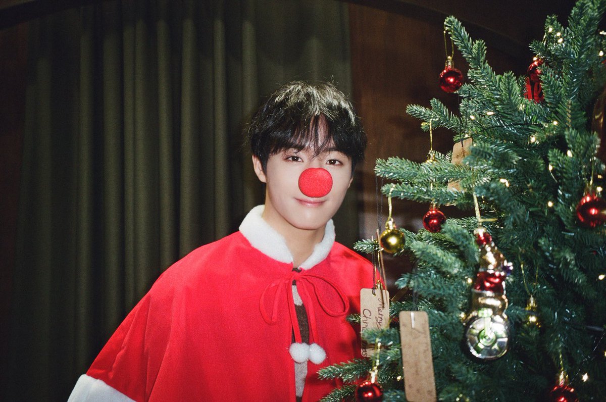 ATBO_members's tweet photo. [#정승환] 
🎄Happy Holidays🎄

#ATBO #에이티비오
#JeongSeunghwan https://t.co/69zKF6JbC7