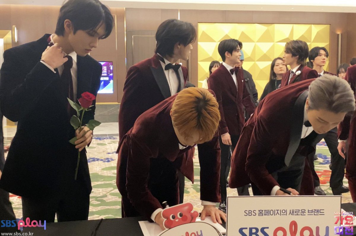 209sable's tweet photo. 레드카펫 비하인드 포토 📸
쟈니 사인하고 있어어어~ https://t.co/ZRnJ4kKPyL