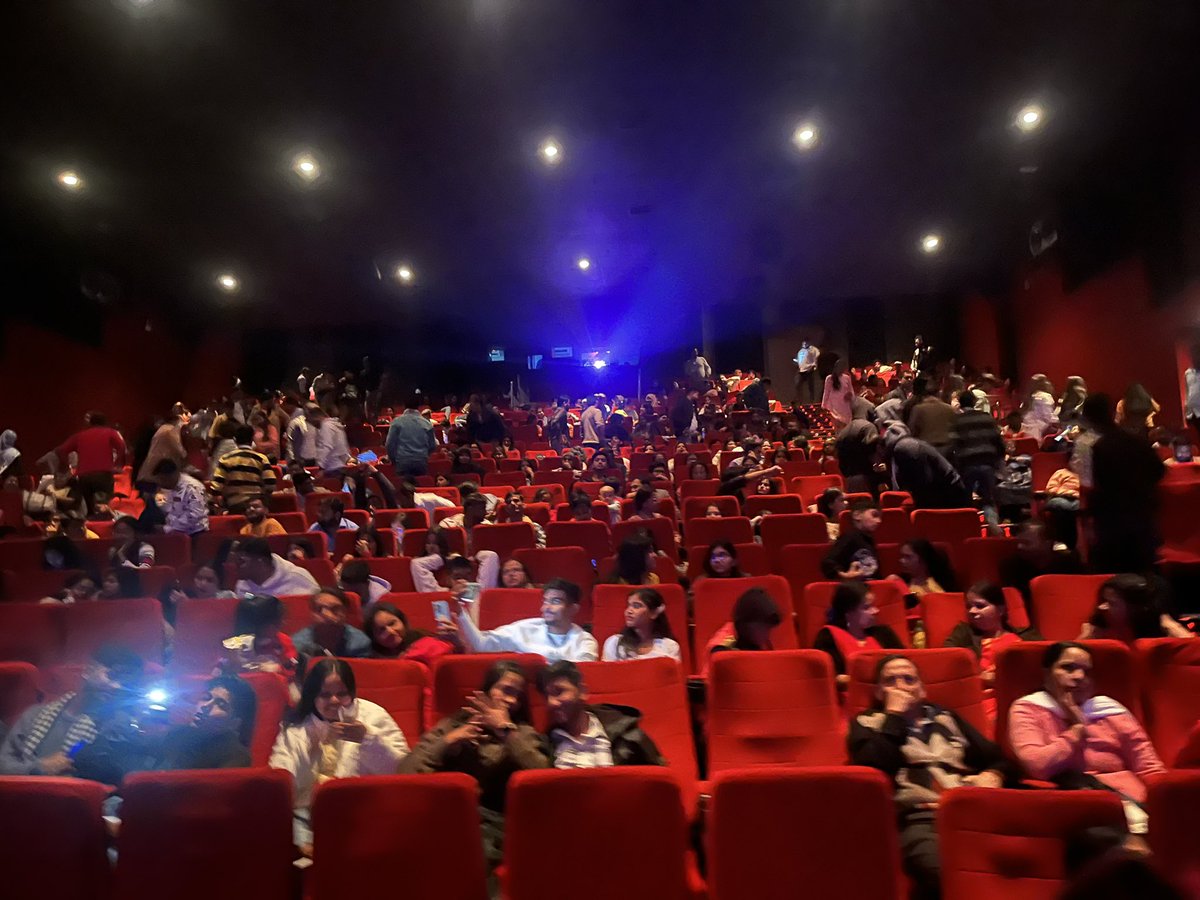 Iam_SyedIrfan's tweet photo. Interval. Audience is loving the movie #Dunki https://t.co/T20dNk7MYp