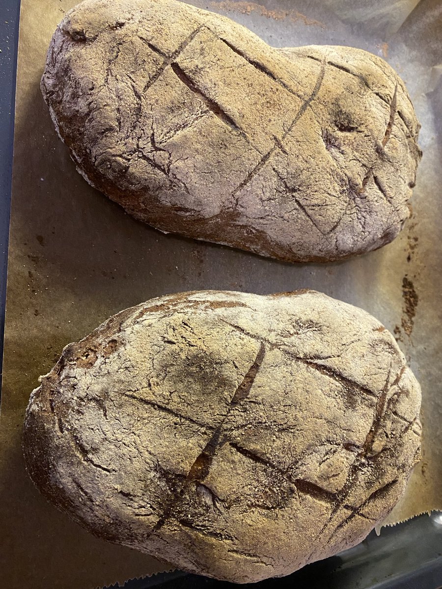 Wieder mal Brot gebacken. An der Form muss ich noch ein wenig arbeiten.