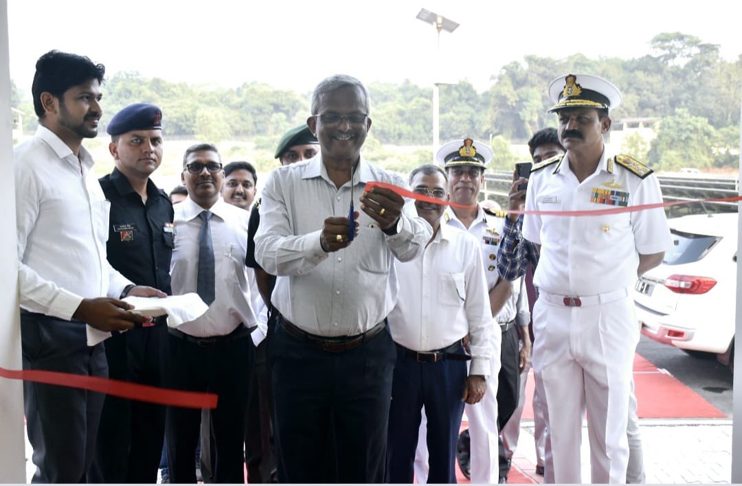 DefencePROkochi's tweet photo. Towards achieving #ZeroCarbonEmission, a 2MW Solar Power Plant at NAD, Alwaye under #HQSNC was inaugurated by Mr K Raveendra Kumar, INAS (retd) on 24 Dec in presence of VAdm MA Hampiholi, CinC,#SNC.
The sustainable #green energy project was executed by MES, #Kochi as part of Jawaharlal Nehru National Solar Mission.
@DefenceMinIndia
@mnreindia
@giridhararamane 
@SpokespersonMoD