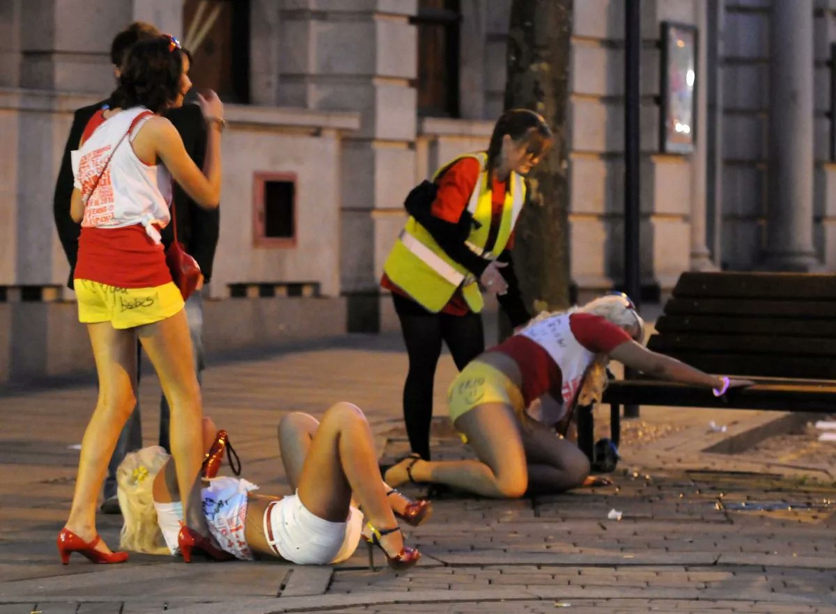 aproposofnowt's tweet photo. A typical night out in Cardiff #wagsinwales https://t.co/zkDFw9PCCS