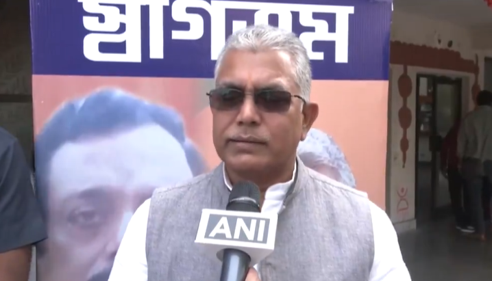 EconomicTimes's tweet image. #Kolkata: On the #mimicry row, #BJP MP #DilipGhosh says, "...You are a senior lawyer, senior leader and an MP.  You should have an understanding...You can mimic West Bengal CM #MamataBanerjee, #Congress MP #RahulGandhi and #TMC MP Abhishek Banerjee, it'll be more fun..."
(ANI)
🗞️