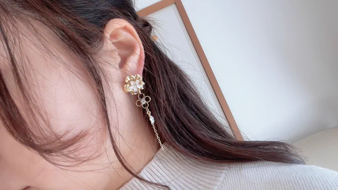 natural crossing accesorries()さんでピアスとポニーフックを買いました多分minneの中で一番好きなアクセサリー作家さんノベルティで丸いお花のピアスも入れてくれましたオマケのクオリティじゃないお金払うレベル長いピアスめちゃかわでしばらくリピート確定です 