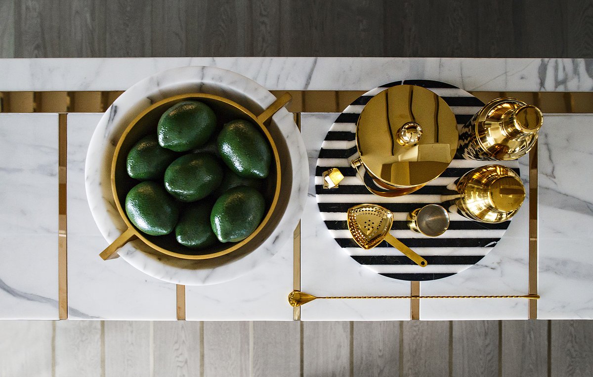 kellyhoppen's tweet photo. Cool and warm together makes carrara marble and a brass metal finish the perfect combination! 

#bars #entertainment #marble #kellysdesigntips #interiors #interiordesign #styleideas #bardesign #barinspo #howtodesign #designideas #interiorideas #designer #designinspo https://t.co/oRzhICW6BG