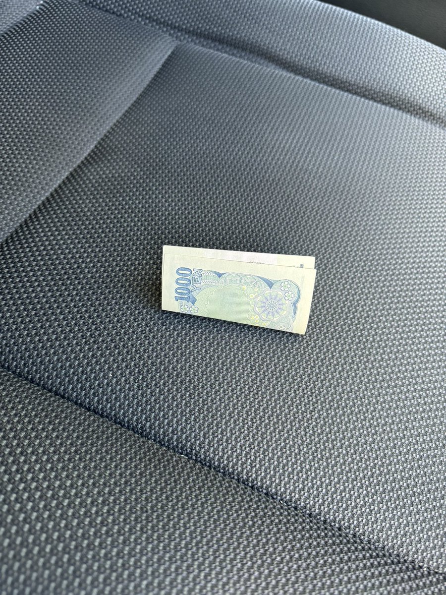 那覇の三原のコンビニ駐車場で電話してたら、オバァが運転席窓の前に立つから窓開けたら『すいません、今日退院したんだけどお家まで送ってくれませんか？タクシーが捕まらなくて。』