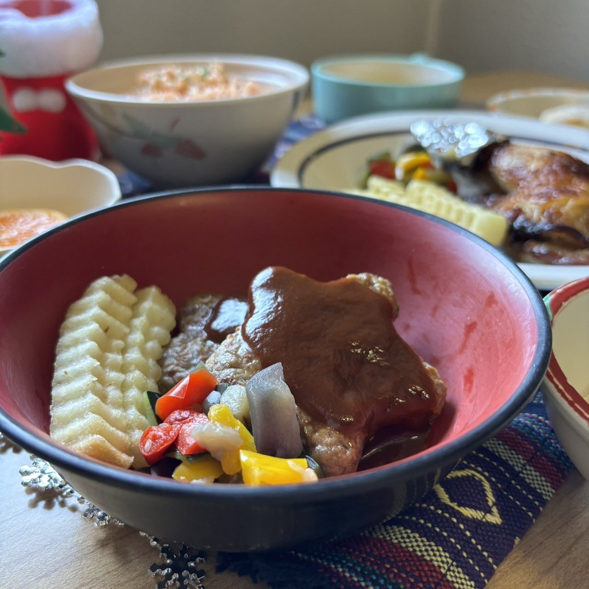 Welfare2018's tweet photo. 🎄12月の行事食🎄

豪華なXmasメニュー！
★型ハンバーグと軟らかロールキャベツが大好評！

ボリューミーな昼食で、おやつはミキサー食の方まで召し上がれるプリンです🍮

今年最後の行事食！
来年も、皆様にたくさん食べて頂けるよう頑張ります👍

#12月
#行事食
#クリスマス

#老健 
#介護

#杉並区 https://t.co/IsFMn2GKhR