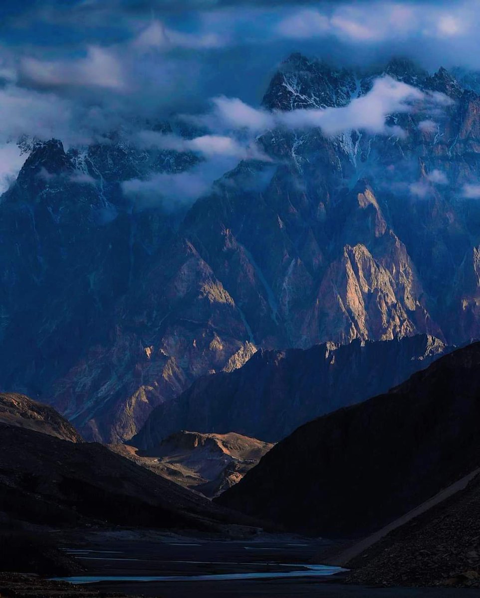 Trektonicpk's tweet photo. Passu Cathedrals Hunza valley Gilgit Baltistan 😍
#Passucone #foryou #hunza #MerryChristmas #gilgitbaltistan #photography https://t.co/2dzuNy7Kfg