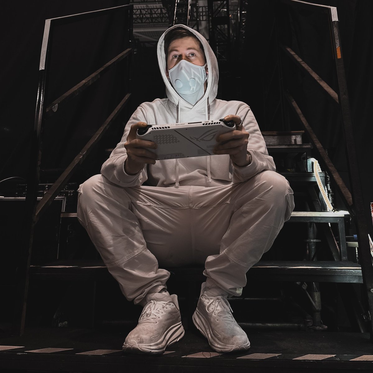 ASUS_ROG_IN's tweet photo. When the world tour is over, it's time to relax and enjoy that ROG Ally @alanwalkermusic
Wishing everyone happy holidays!
And stay tuned for what's coming next -https://t.co/eLr81GrGtm
#ROGALANWALKER #ROGALLY #playALLYourgames https://t.co/4CcsxixRMC