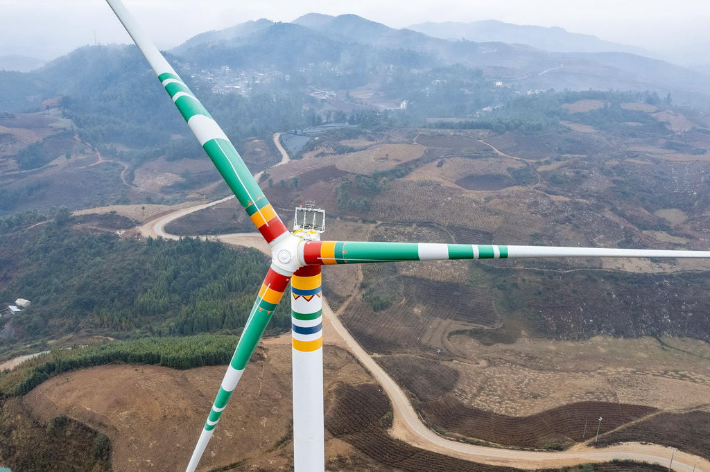 PDChinese's tweet photo. 【雲南丘北：錦屏西86萬千瓦風電項目全容量併網發電】23日，位於雲南省文山壯族苗族自治州丘北縣的錦屏西風電項目172臺風電機組全部併網發電。該風電項目裝機總容量為86萬千瓦，建成投產後每年預計可輸送20億千瓦時清潔電能，節約標準煤61.41萬噸，減少二氧化碳排放量166.37萬噸。 https://t.co/NRsBZX6hh2