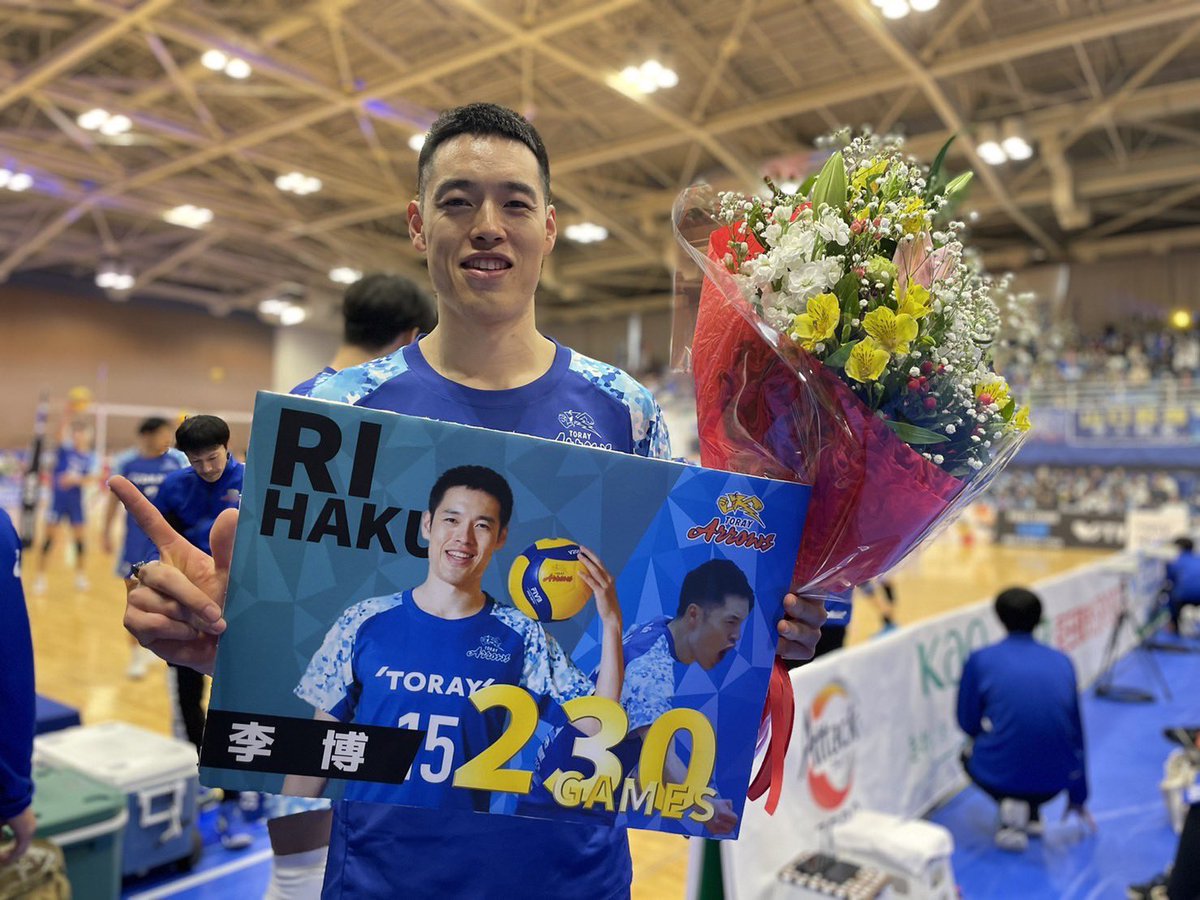 K08523130's tweet photo. この日まで出し続けて頂いた監督はじめ、スタッフ、チーム関係者、家族、仲間、ファンの皆さん、自分を支えて頂いた全ての皆さんのお陰で達成する事ができました。
心より感謝申し上げます。

そして、この日を迎える事ができたのは藤井のお陰です。
藤井ありがとう！

お写真お借りしました🙇‍♂️ https://t.co/HhCSIQ3VQk