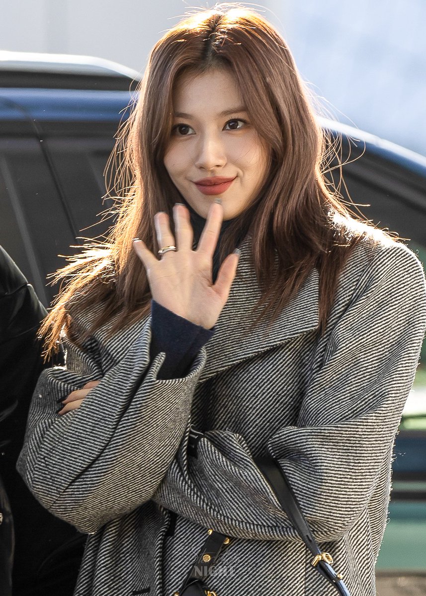 StarlittenNight's tweet photo. 231222 - ICN Airport

메리 크리스마스~
🎄🌃

@JYPETWICE
#TWICE #SANA #트와이스 #사나 #サナ #とにかく可愛い湊崎 https://t.co/PGgWNmclzQ