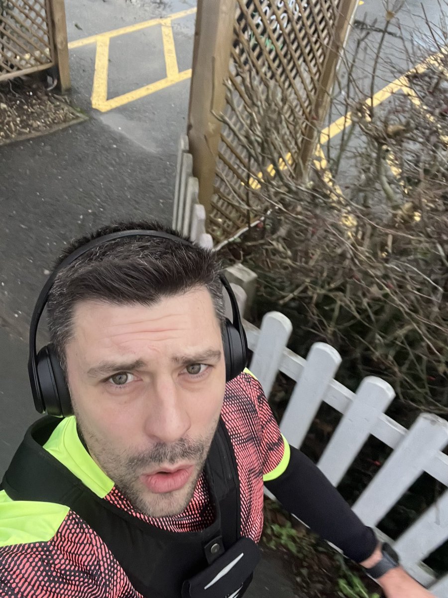 seanmarks10's tweet photo. Morning you Xmas day ππ» πββοΈ ππ»ββοΈ everyone has a motive to run this earlyβ¦.avoid Lego, forgetting to buy πͺ« or burn a little to eat like a Roman god afterwardsβ¦.all of which are mine πππ #MerryChrismas #fast #gettingraceready https://t.co/G81oiGDgt1