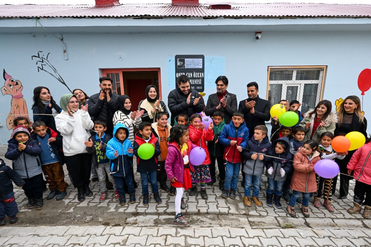bpthaber's tweet photo. Emir Can İğrek, hayatını kaybeden müzisyen Onur Can Özcan için Van'da kütüphane yaptırdı. https://t.co/TvQbYw4cBC