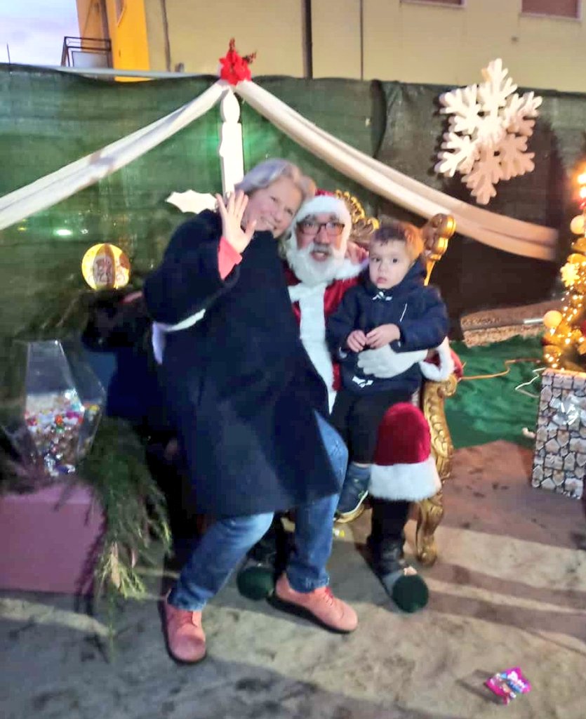 Segnoditerra_1's tweet photo. Il #Cecio perplesso (è con la nonna patavina, per forza ) vi augura buon Natale. https://t.co/JCcNIrizWI