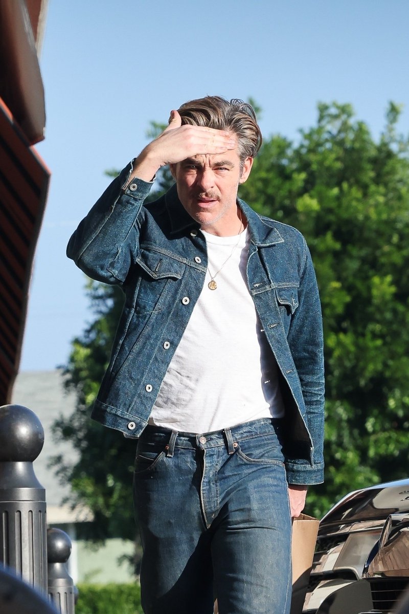 크리스마스 이브에 장 보러 나온 팡니 뉴짤 (Dec. 24, 2023)

#ChrisPine #크리스파인