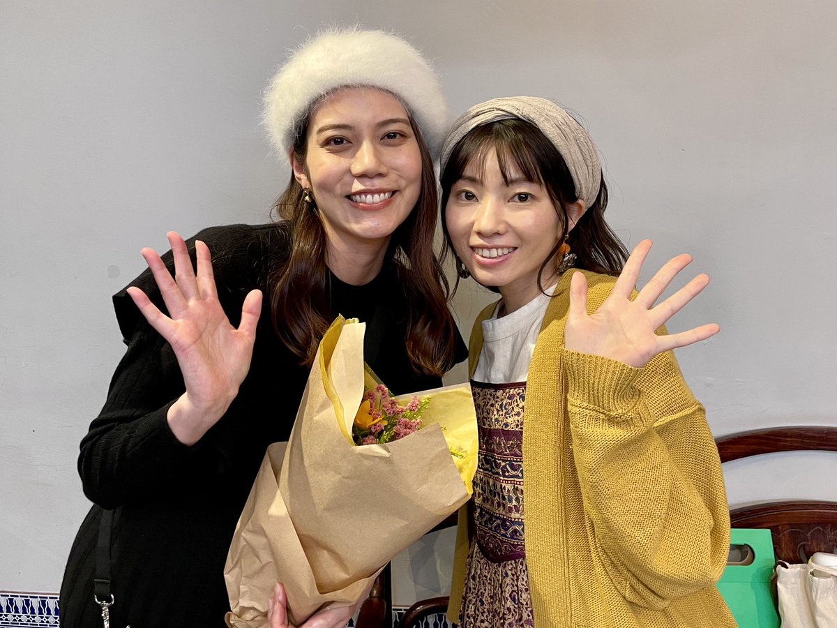 tx_nanitabe's tweet photo. #きのう何食べた？ season2
クランクアップ写真💐

産休に入られるため
ひと足先にクランクアップ！
麻生美香役 #松山愛里 さん💕💕

最終回無料見逃し配信中🎬✨
https://t.co/MWCrGJbefj

#椿弓里奈 #何食べ https://t.co/zPNNw5c6ue