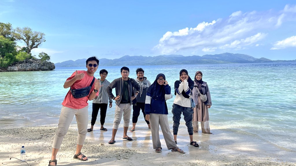 fkhmlr's tweet photo. milenial single bertahan dr kerasnya dunia dengan menyusup ke circle gen z 😁 https://t.co/TADGNVHQwM