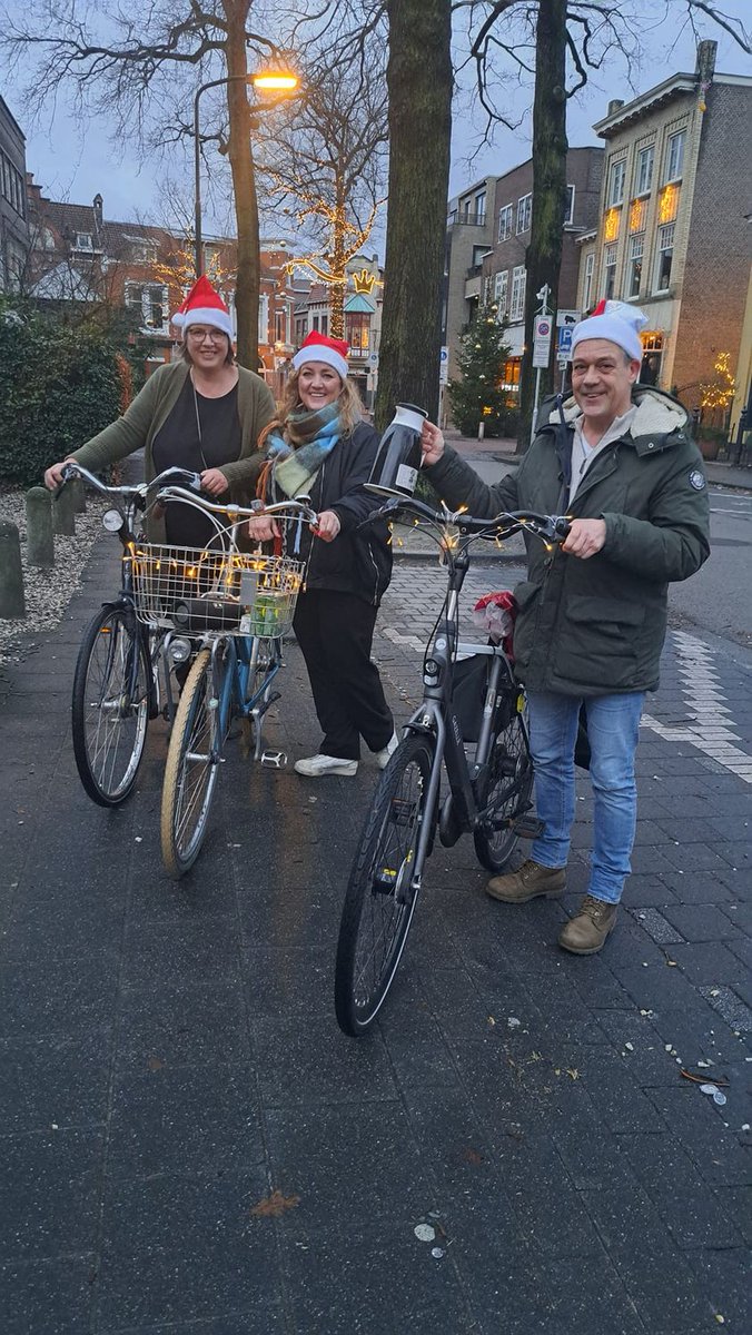 Outreachend055's tweet photo. Vanochtend met de collega's van Stichting Dakloos Apeldoorn de straat op. Om alle buitenslapers van koffie en eten te voorzien. Wij wensen iedereen een goede kerst en wees lief voor elkaar. https://t.co/WIZbiIkxtU