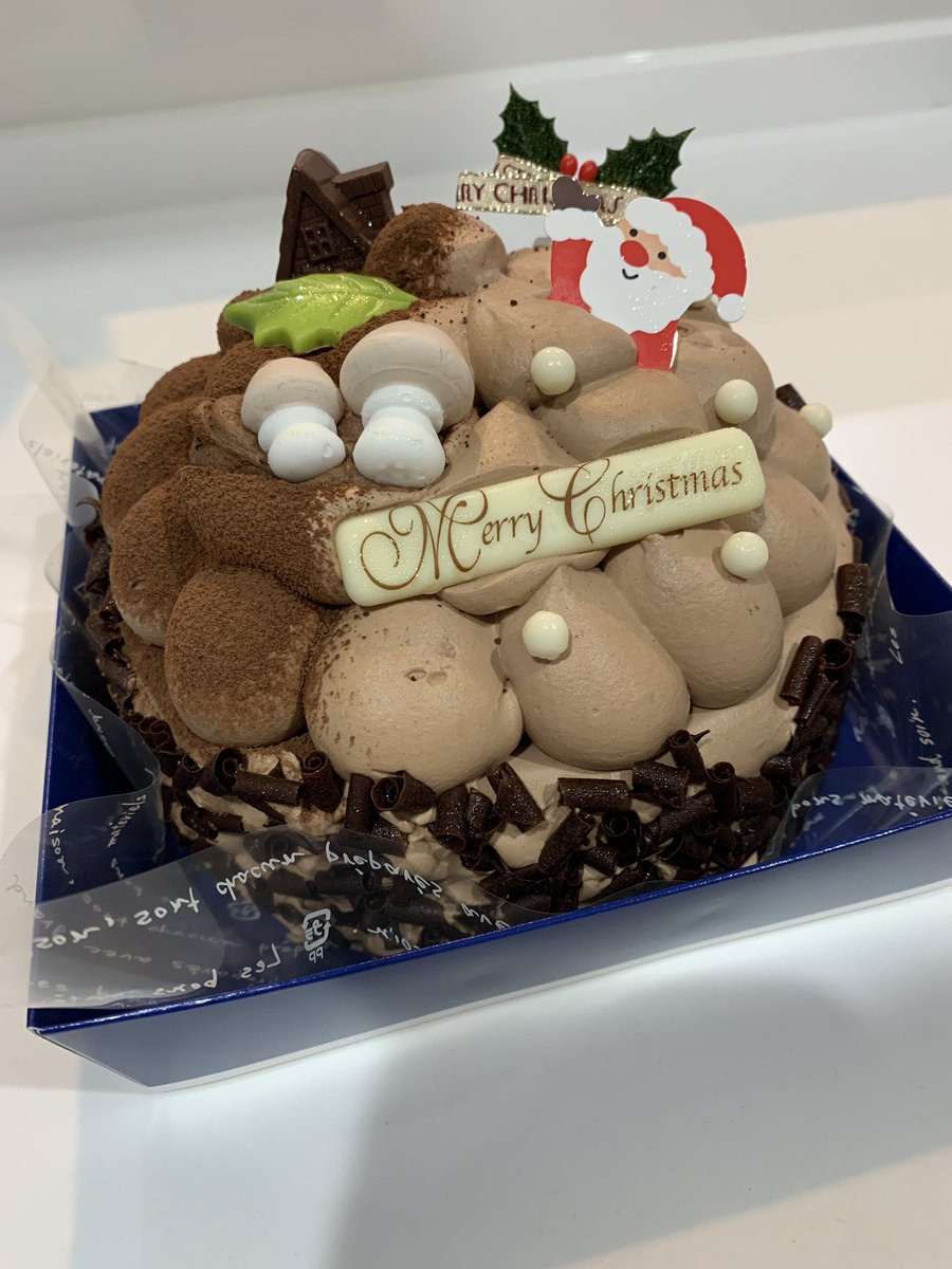 子なし夫婦あるあるかなと思うんだけど、夫婦2人だとホールケーキ買う機会ってなくて😳

今年は贅沢にホールケーキ🤤

美味しく頂きます♡

メリークリスマス🎄✨