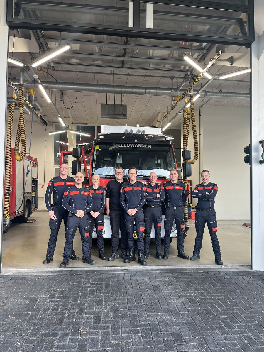 brandweerlwd's tweet photo. De B ploeg wenst u fijne Kerstdagen 🎄🎅🏻👍. Ook met de Kerst staan wij klaar voor u klaar👩🏻‍🚒💪. #24/7 https://t.co/DBwd0B3HjK