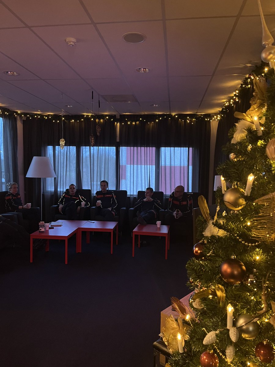 brandweerlwd's tweet photo. De B ploeg wenst u fijne Kerstdagen 🎄🎅🏻👍. Ook met de Kerst staan wij klaar voor u klaar👩🏻‍🚒💪. #24/7 https://t.co/DBwd0B3HjK