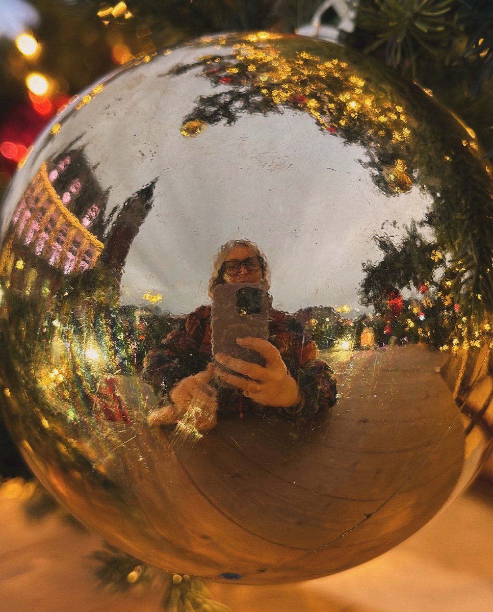 AliCB's tweet image. May your Christmas be shiny and bright. ✨

Wishing all my clients, followers, family and friends a very merry festive holiday.  

Cheers! Alice x 🥂
.
.
.
#AZMarketing #AliceZahraMarketing #MerryChristmas