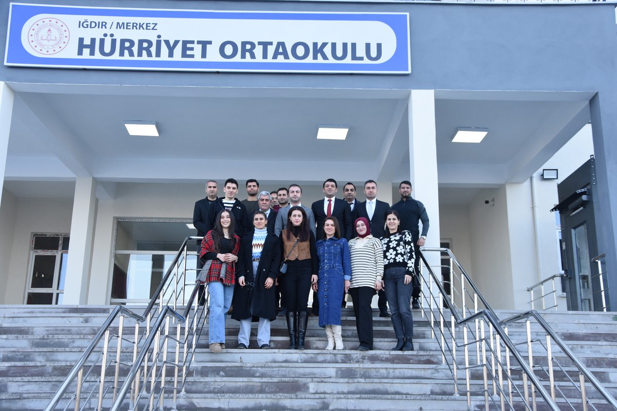 igdirmem76's tweet photo. Milli Eğitim Müdürümüz Sn. Servet CANLI, yapımı tamamlanarak eğitim-öğretime başlayan Hürriyet Ortaokulu'nu ziyaret ederek; idareci, öğretmen ve öğrencilerle bir araya gelerek sohbet etti ve hayırlı olsun dileklerinde bulundu.
@tcmeb @Yusuf__Tekin @valiercanturan @canl_servet https://t.co/BMAS2eQydp
