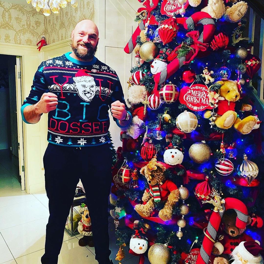 Tyson_Fury's tweet image. Wishing You All A Merry Xmas! Blessings To You And Yours 🎄 🎅 From The Fury’s 👑 🥊
