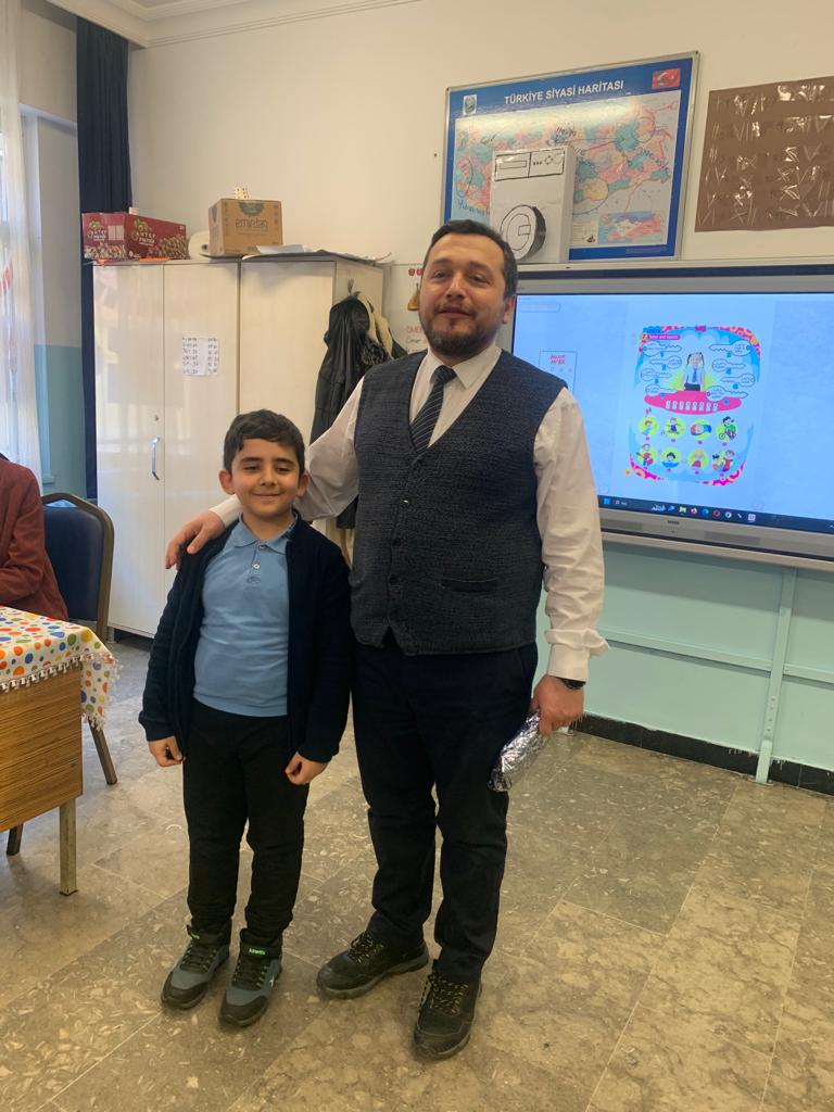 Dilimizin Zenginlikleri Projesi kapsamında okulumuzda düzenlenen Hikaye Anlatma Yarışmasında 3. olan öğrencimiz 3-A Sınıfından İsmail Yahya Gül. Öğrencimizi tebrik ederiz. 
#DilimizinZenginlikleriProjesi