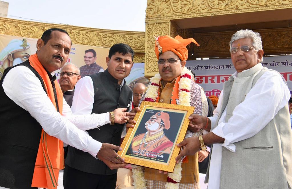 BhajanlalBjp's tweet photo. कौन कहता है कि अकेले जंग जीती जाती नहीं, 
बन के कोई सूरजमल जंग में उतरे तो सही

अपने शौर्य और पराक्रम से वीर भूमि राजस्थान का गौरव व मान बढ़ाने वाले भरतपुर के संस्थापक वीर शिरोमणि महाराजा सूरजमल जी के बलिदान दिवस पर आदर्श जाट महासभा राजस्थान द्वारा आयोजित पुष्पांजलि सभा में सम्मिलित होकर वीर शिरोमणि को भावपूर्ण श्रद्धांजलि अर्पित की ।

मां भारती के अमर सपूत महाराजा सूरजमल जी की शौर्यपूर्ण गाथाएं और संघर्षपूर्ण जीवन हम सभी के लिए प्रेरणा का अनुपम स्रोत है।