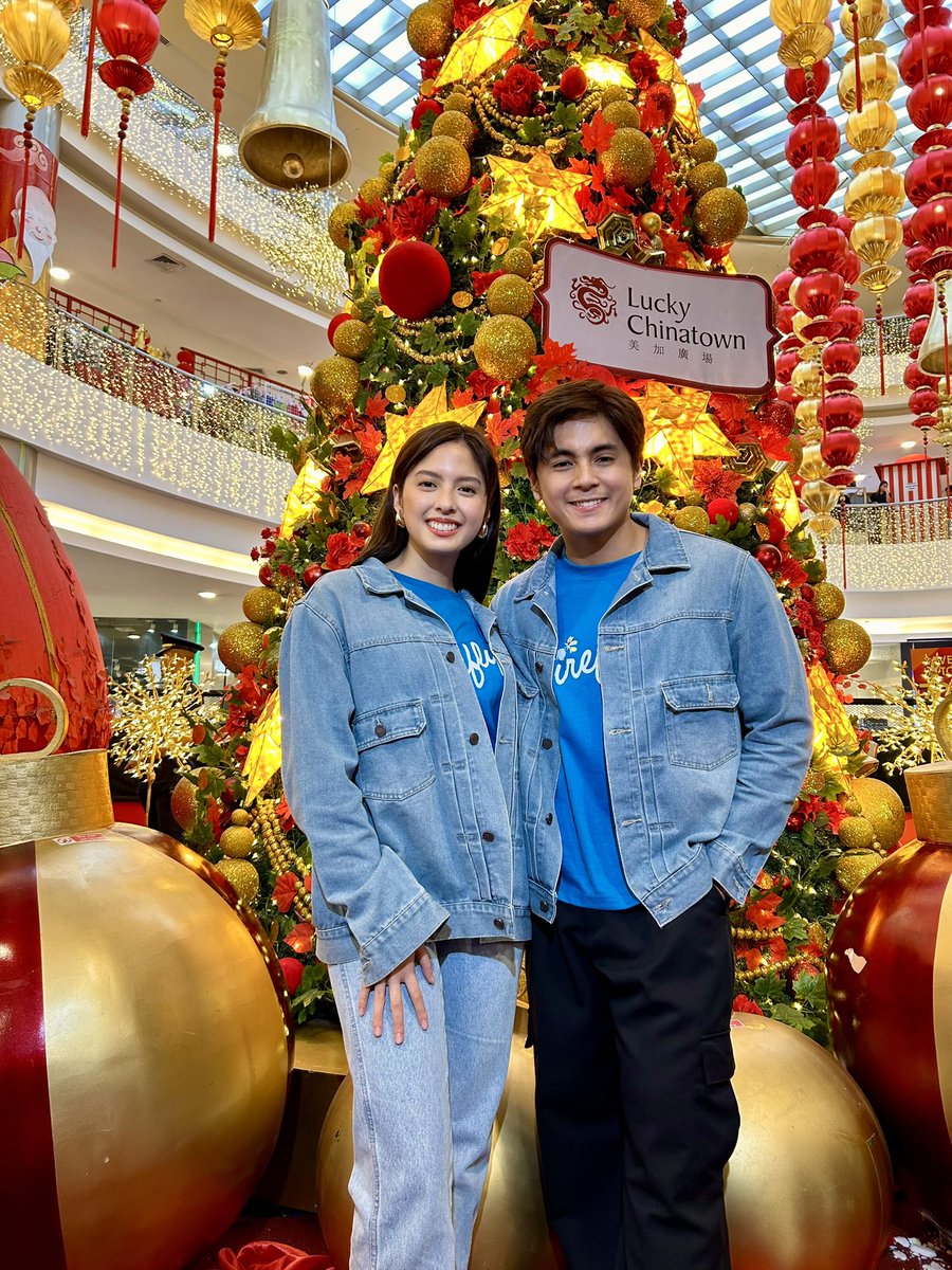 GMA_PA's tweet photo. ✅ LUCKY CHINATOWN MALL CINEMA STOP CHECK!

Look: #FireflyMovie stars Miguel Tanfelix and Ysabel Ortega pose for a quick photo at Lucky Chinatown Mall!

#FireflyMovie is now showing in cinemas! #MMFF2023 https://t.co/icEUU6j7Ln