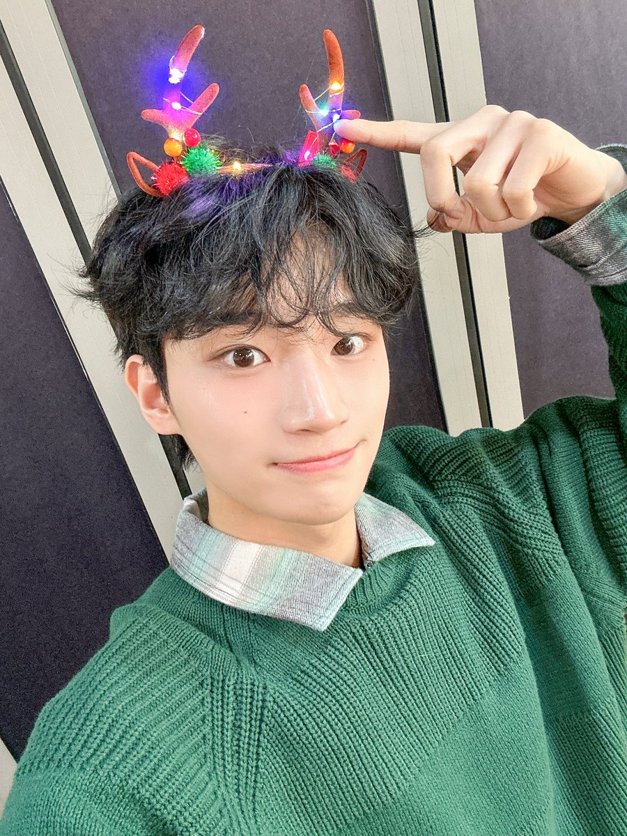 armada_ent's tweet photo. [🎁]
˗ˏˋ 𐂂 Merry christmas 𖡂 ˊˎ˗

ONE PACT 크리스마스 셀카 선물🫶
따듯한 크리스마스 보내세요 ♡⸜(ˆᗜˆ˵ )⸝♡

#ONEPACT #원팩트
#YEDAM #예담
#JAYCHANG #제이창
#MerryChristmas #Christmas https://t.co/ne9YOmiHFw