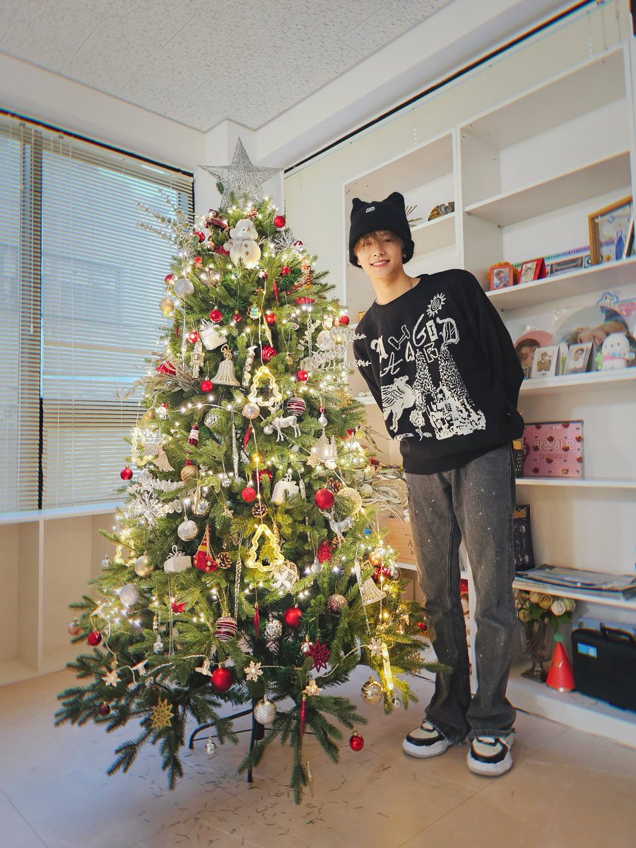 [#레비]

트리 예쁘죠?🎄

#LEV #레비 #レビ