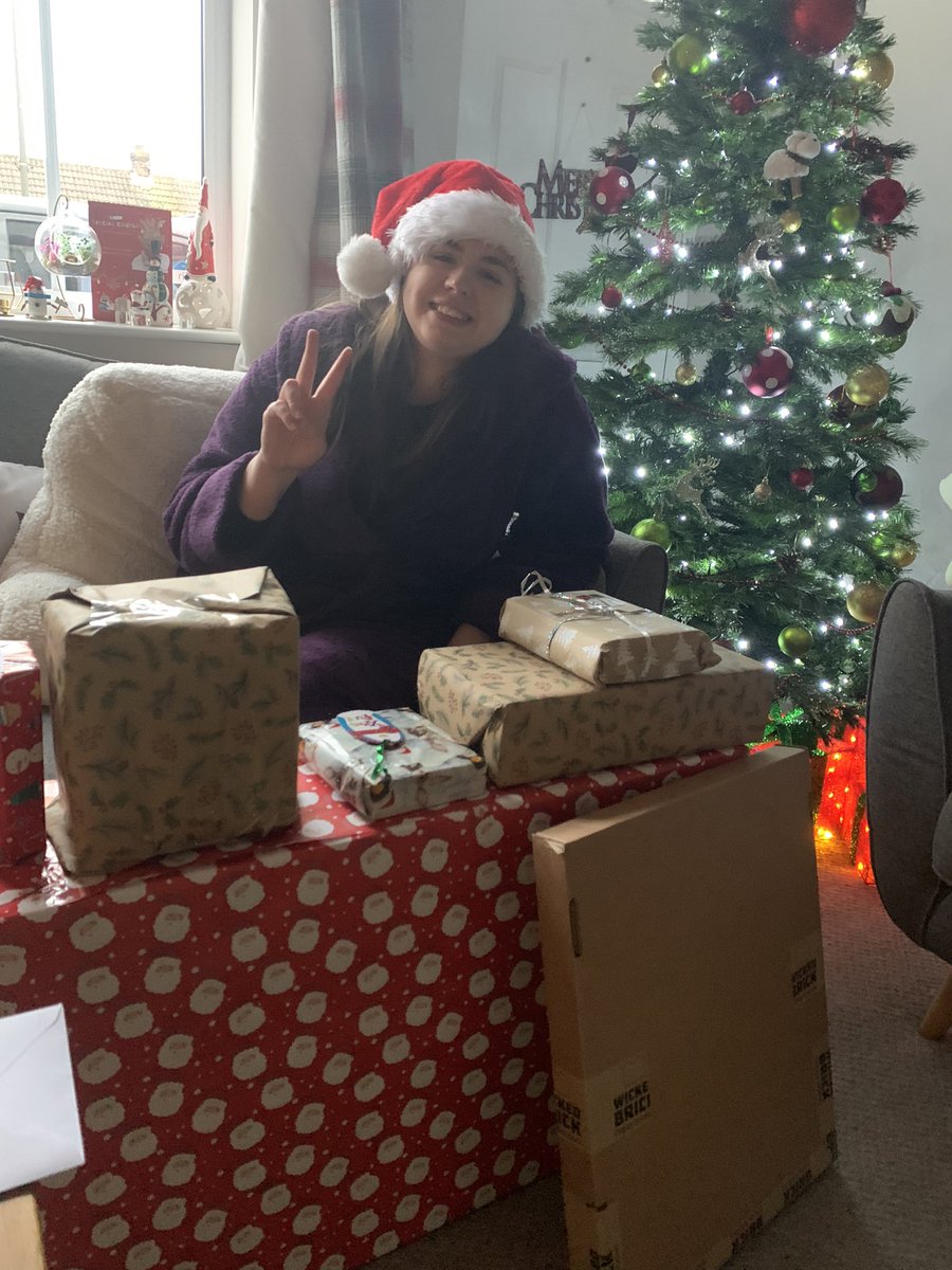 AnimeEnchanter's tweet photo. Merry Christmas everyone from me @DanteDenton and Santa Spheal https://t.co/VtjkILN15q