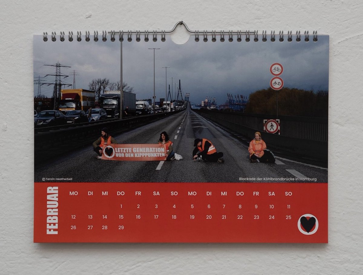 AufstandLastGen's tweet image. Wir sammeln dafür, dass der friedliche Widerstand auch 2024 weiter gehen kann ❤️‍🔥

Als Dankeschön haben wir einen Letzte Generation Wandkalender erstellt - schaut mal in der Kampagne vorbei 👇🏽

startnext.com/friedlicher-wi…