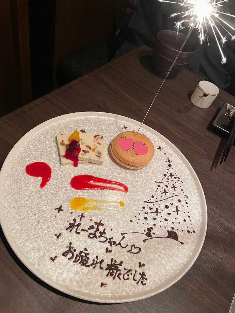 secondkitchen2's tweet photo. えぷろんオープンしております✨
朝までれーなと0時からずいちゃんが来ます😊

クリスマスなのでサンタコスしておりますぜ🎅

本日出勤ラストになりました🙌
朝まで頑張るで💪

今年最後のジャンプ読みながらお待ちしております( ∩︎ˇωˇ∩���) https://t.co/0rDebmFXT4