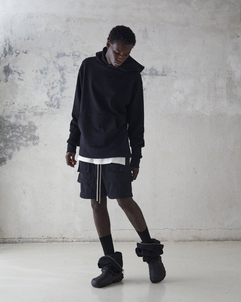 Founded by the artist Bnomio, OVNNIE invites you to explore his artistic world, where art, architecture, and minimalism converge. fuckingyoung.es/ovnnie-a-new-v…