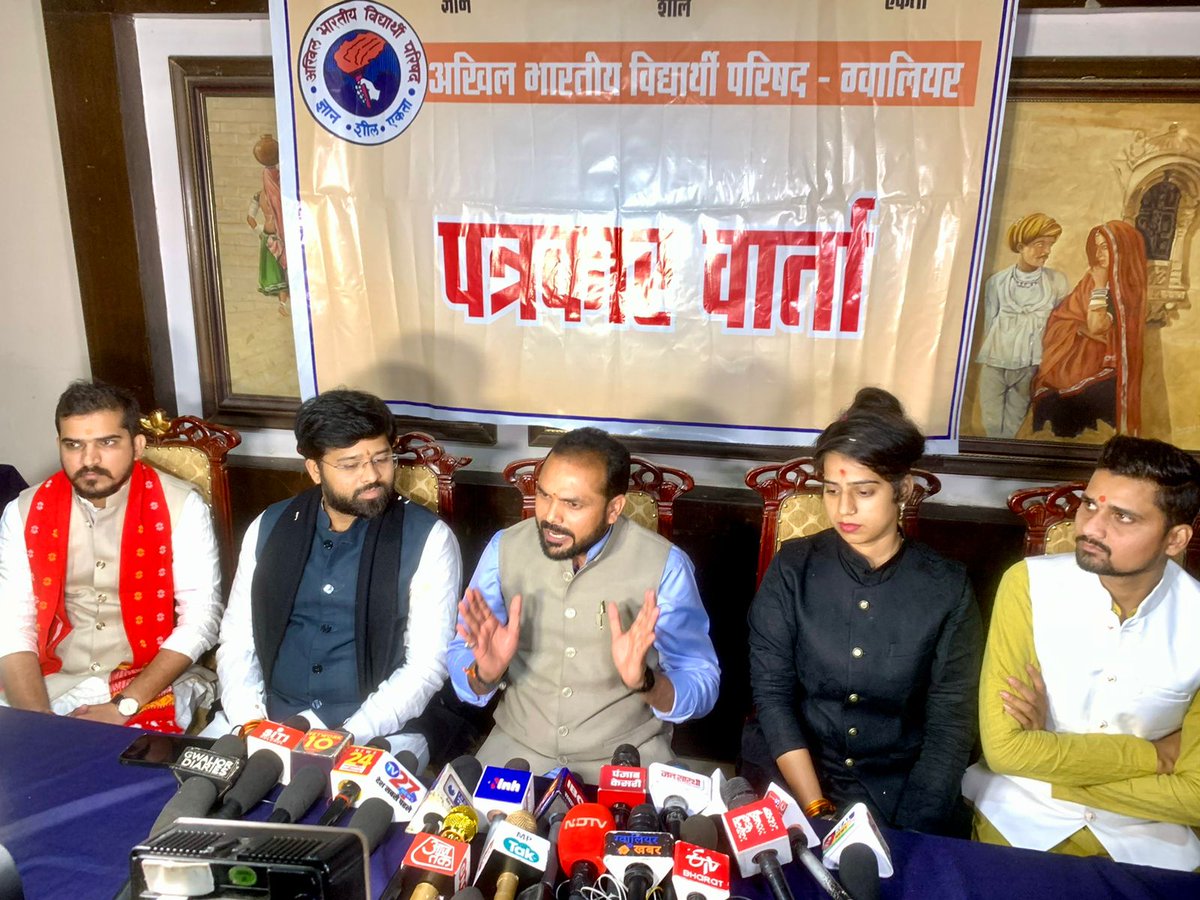 ishaliniverma's tweet photo. ABVP कार्यकर्ताओं पर दर्ज किए गए अनुचित मुक़दमे के संदर्भ में तथा गत दिनों दिल्ली में संपन्न हुए अभाविप के 69वें राष्ट्रीय अधिवेशन की विस्तृत जानकारी को लेकर आज ग्वालियर में राष्ट्रीय महामंत्री श्री याज्ञवल्क्य शुक्ल जी ने ग्वालियर में पत्रकार वार्ता को संबोधित किया। https://t.co/Vc3Mpydtzy