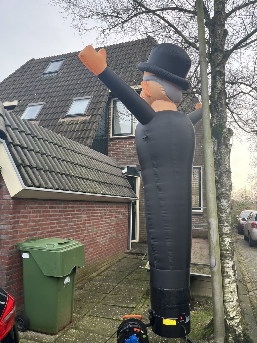 brandweerlwd's tweet photo. Even bij collega Mario langs die vandaag Abraham ziet. Gefeliciteerd Mario, welkom to the Five Zero’s. 🎁💐🥂 https://t.co/h0gE8iDzJS