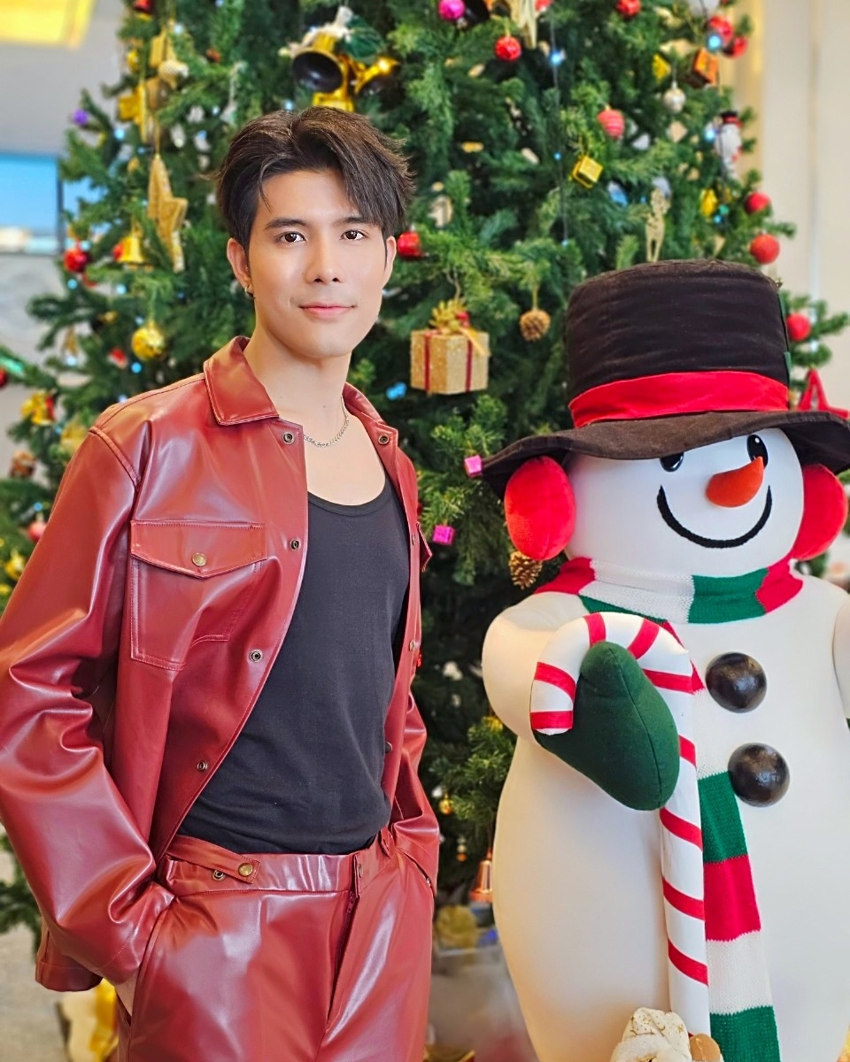 🎅 You are special, you are unique. May your Christmas be also as special and unique as you are! Merry Christmas!
🎄คุณเป็นคนพิเศษ และไม่เหมือนใคร ขอให้คริสต์มาสปีนี้พิเศษไม่เหมือนใคร อย่างที่คุณเป็นนะ สุขสันต์วันคริสต์มาสจ้า
#Twinstheseries
#สลับรักนักลูกยาง
#LovemediaThailand