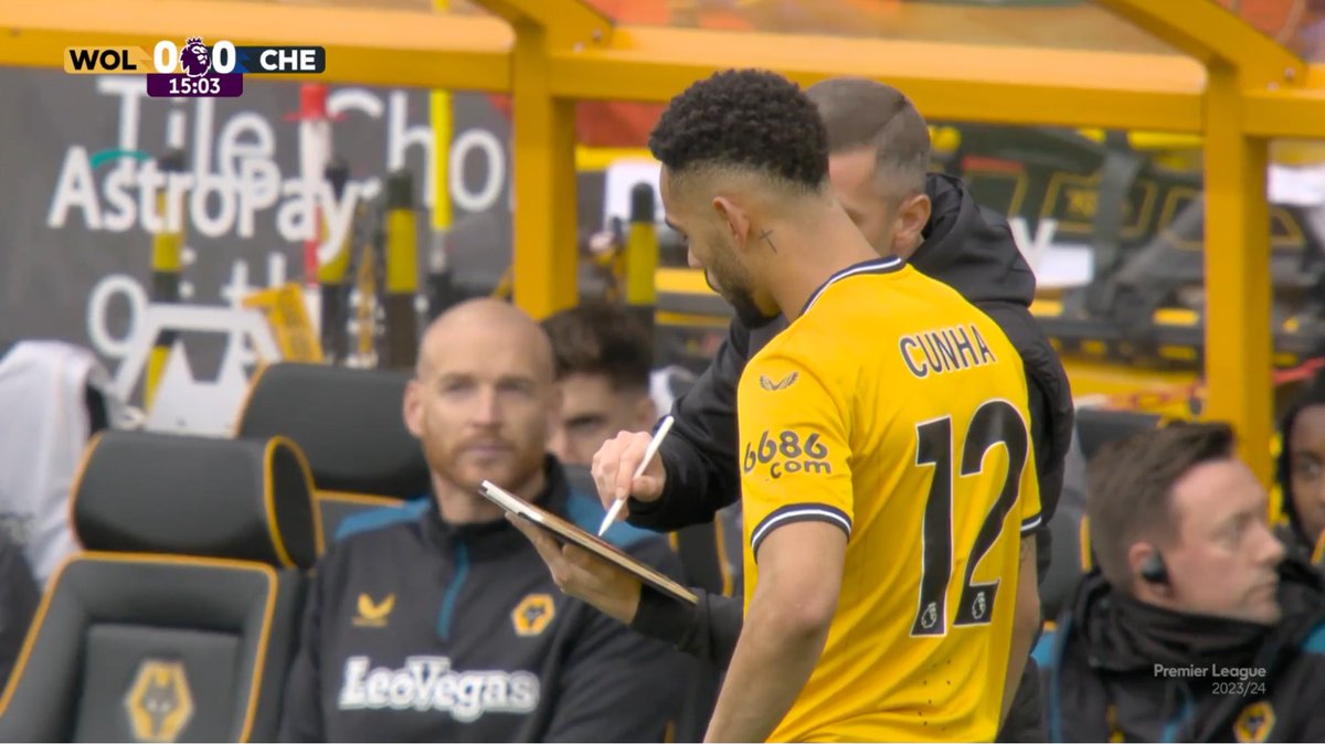 EBL2017's tweet image. Gary O&apos;Neil did not expect Pochettino and Chelsea to set up in that manner, though, so they had to adjust tactically once they realised Chelsea were playing a different system than the one they prepared for.

Aït-Nouri went down &quot;injured&quot; &amp;amp; O&apos;Neil provided tactical instructions.