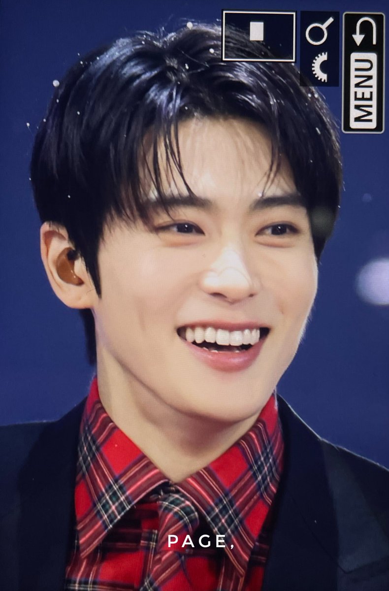 page_0214's tweet photo. 231225 가요대전 

be there for me🎄

#재현 #JAEHYUN #ジェヒョン #NCT #NCT127 https://t.co/ErdNRIhbAm