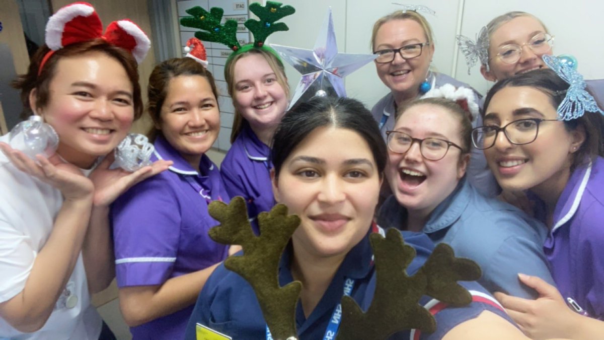GulnazFarzan1's tweet photo. Merry Christmas everybody from Team AMU🎄🎅🏻☃️
Thank-you @caraaajaneee for the #StoolChart Cake 💩
Thank-you to everyone who will be working over the festive period 💚 @UHDBTrust #Festive #Christmas https://t.co/eKlj0dp9z4