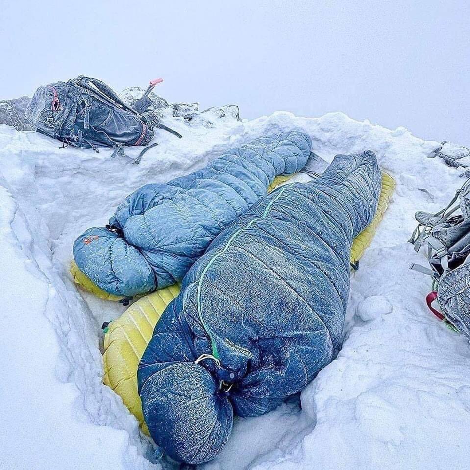 Mountaineering Life 🥶

Would you dare to spend the night here? ❄️⛺️

📷 @johan_maze

#trekkinginnepal 
#mountin
#MyOnlyWishByLISA