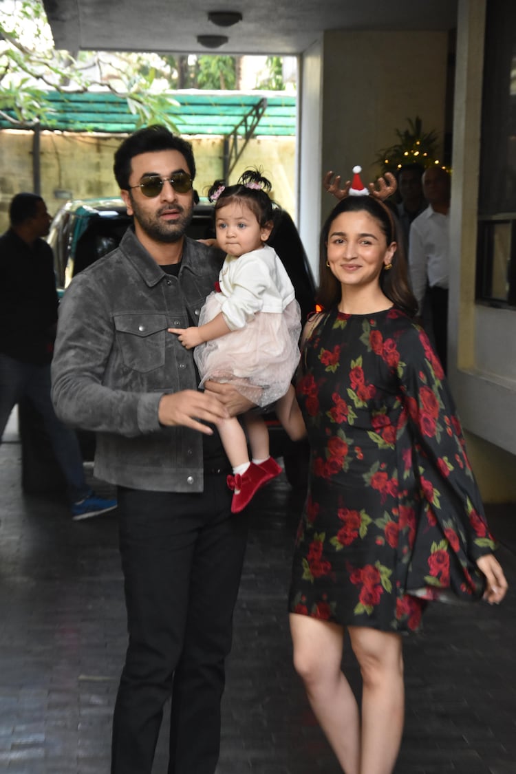 Alia Bhatt and Ranbir Kapoor give the best christmas gift as they reveal Raha's face to the world😍😍 Who do you think Baby Raha resembles more? Alia or Ranbir?? #AliaBhatt #RanbirKapoor #rahakapoor