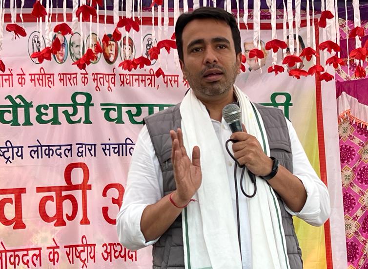 गांव हुलवाना, मथुरा
'समरसता अभियान गांव चलो'

केंद्र सरकार वादों से मुकर जाती है। कृषि कानून वापस लेने पड़े, गन्ने से एथेनाॅल बनाने का सपना दिखाया, पलट गई। मगर हम पलट जाने वालों में से नहीं हैं। या तो इस सरकार को कार्य पूरे करने होंगे, या सत्ता से बेदखल होना पड़ेगा।
#RLD